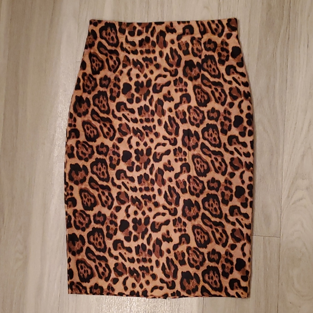 NWOT Animal print pencil skirt size 8